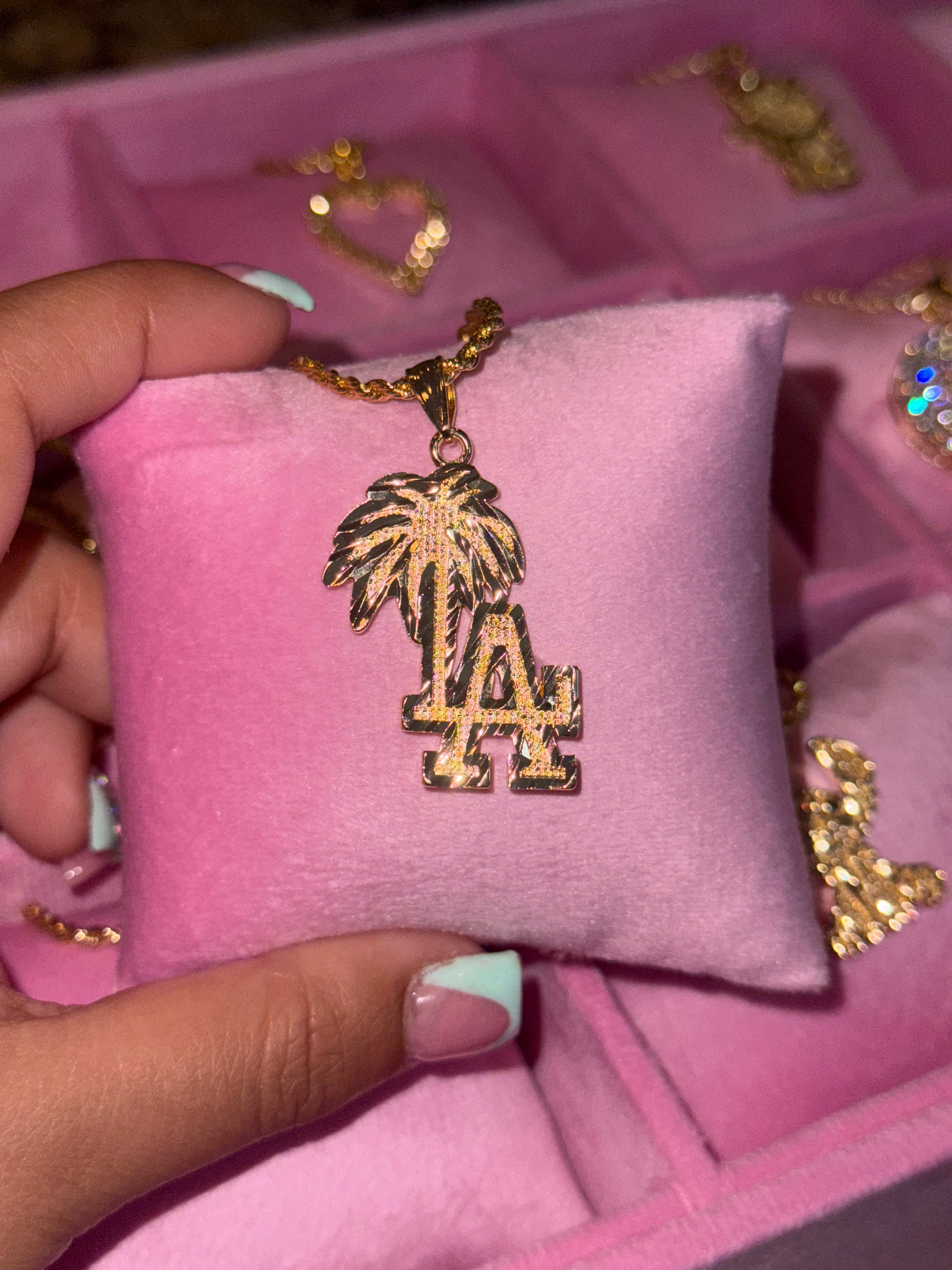 LA NECKLACE 2